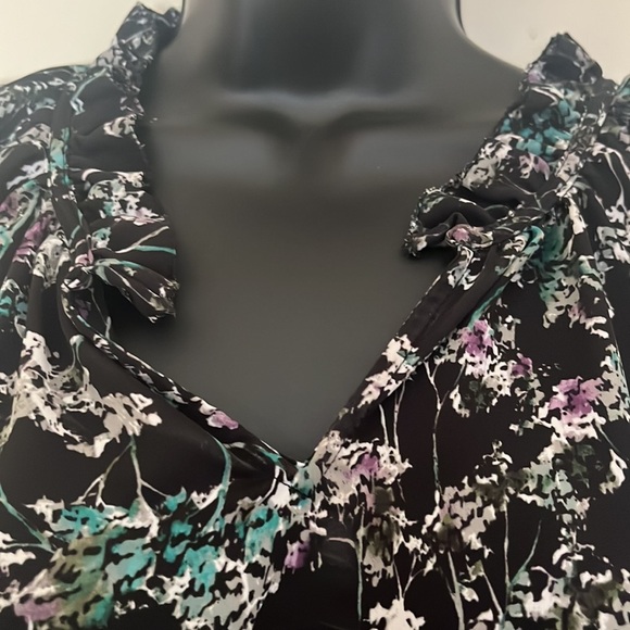 Sleeveless Blouse - Picture 2 of 6